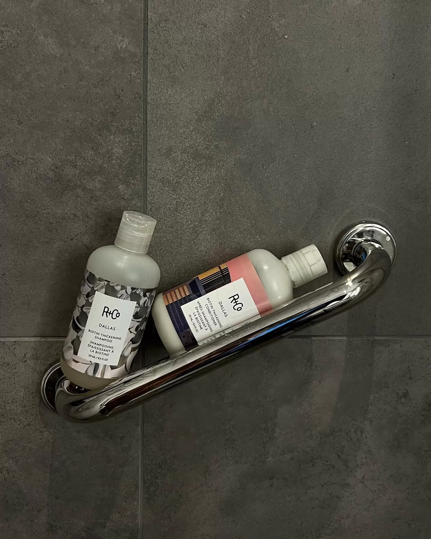 Шампунь с биотином для объема R+Co dallas biotin thickening shampoo